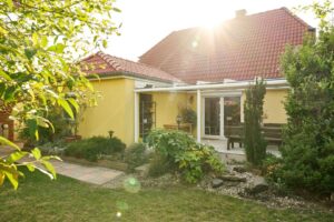 Garten mit Blick auf die Terrasse