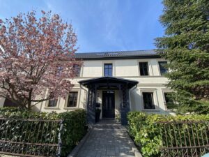 Zentrale Vorderansicht des Hauses