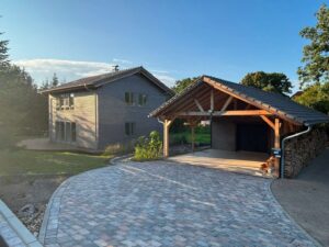 Einfahrt mit Carport