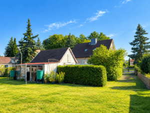 Gartenansicht - Garage und Haus
